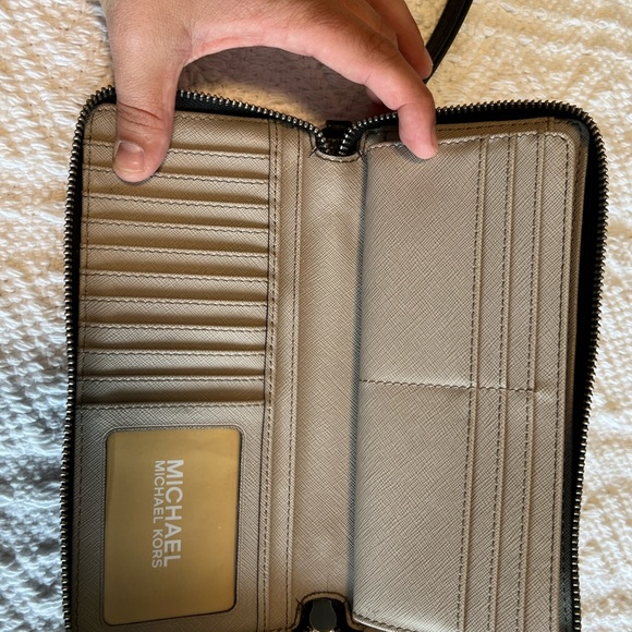 Michael Kors wallet - Picture 2 of 3